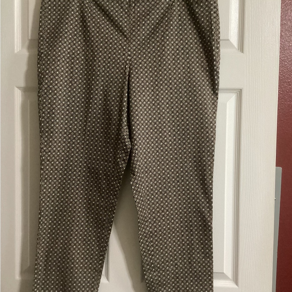 Beautiful and Stylish J. Jill cropped stretch pants.  Size 18
